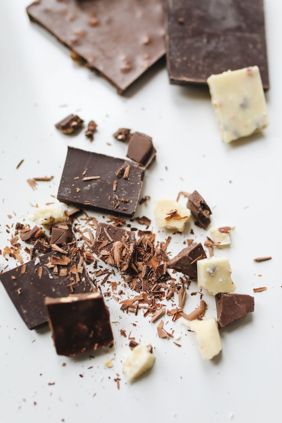 Broken pieces of chocolate showing the chocolate snap