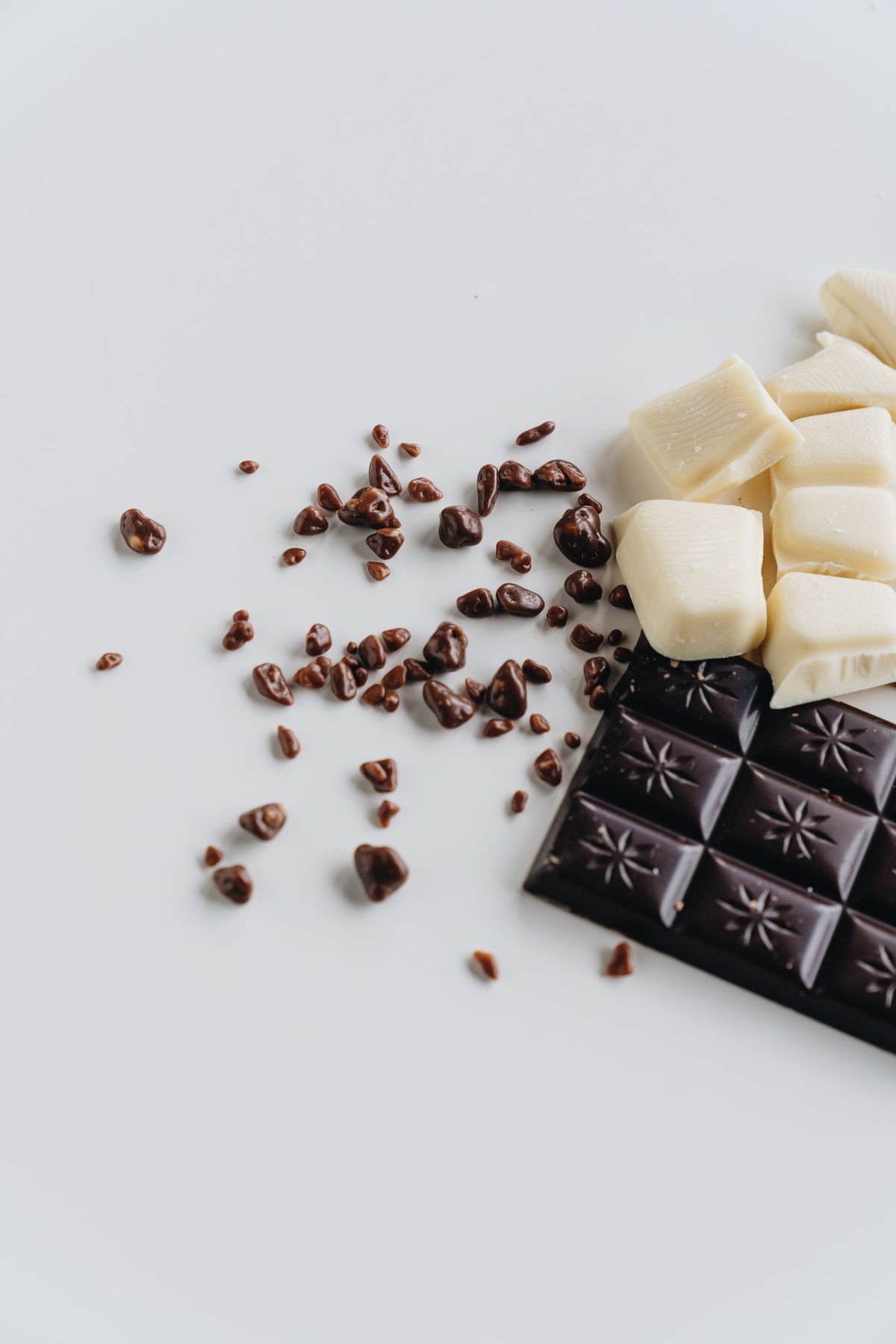 Dark and white chocolate pieces illustrating cocoa percentages