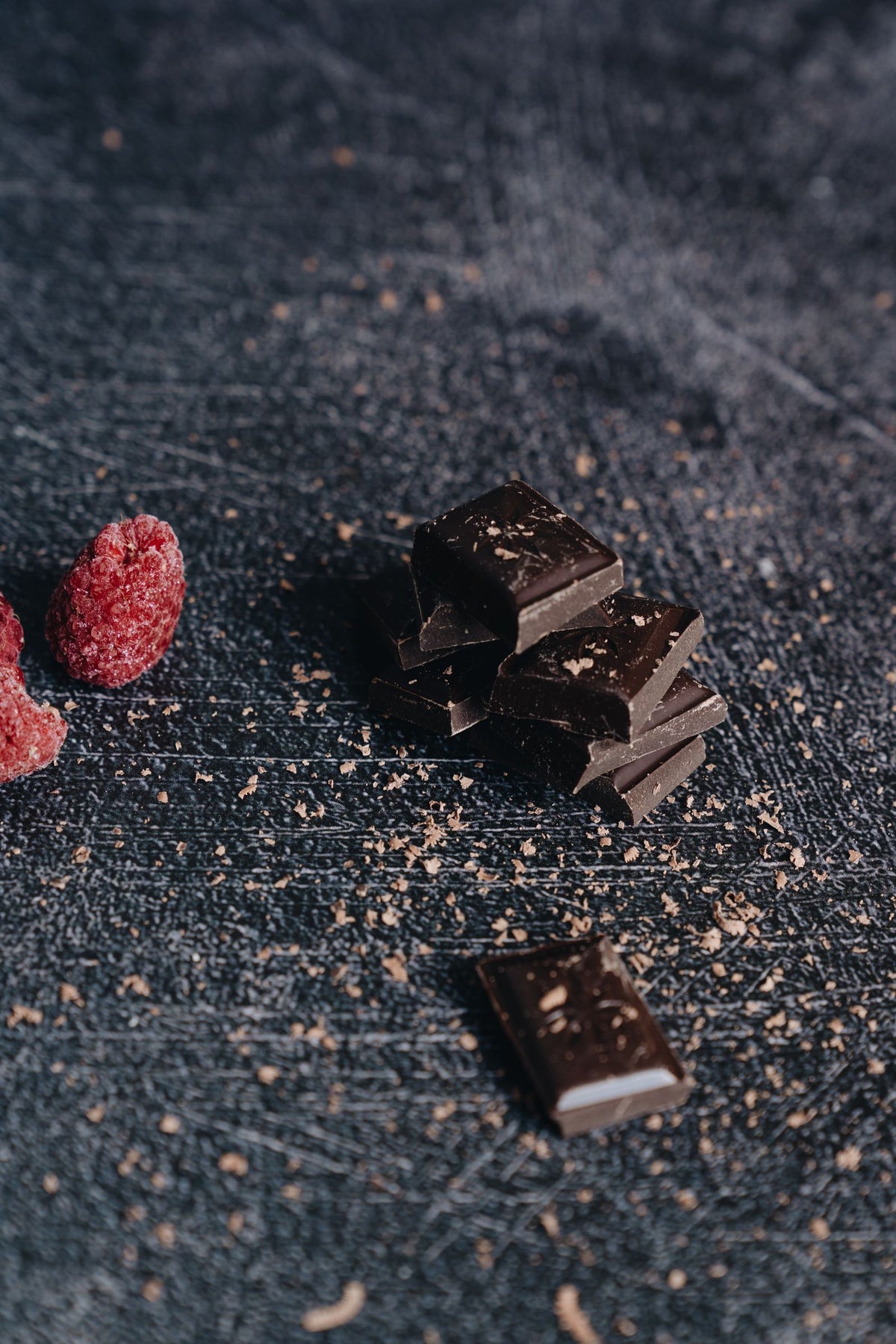 Dark chocolate pieces for article about chocolate aroma and exercise